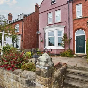  Holiday home Georgian Gem Of Robin Hoods Bay - Hot-tub - Pets United Kingdom